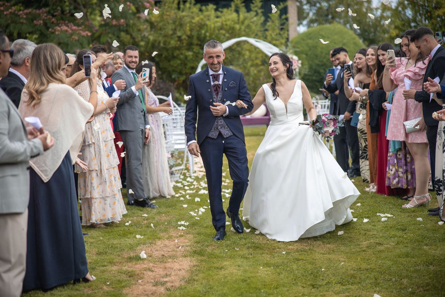 Fotografía natural de boda en Europa con estilo cinematográfico.