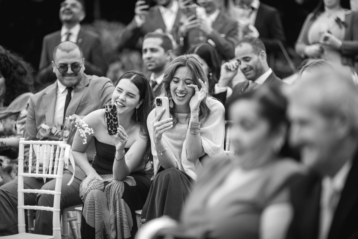 Fotografía natural de boda en Europa con estilo cinematográfico.