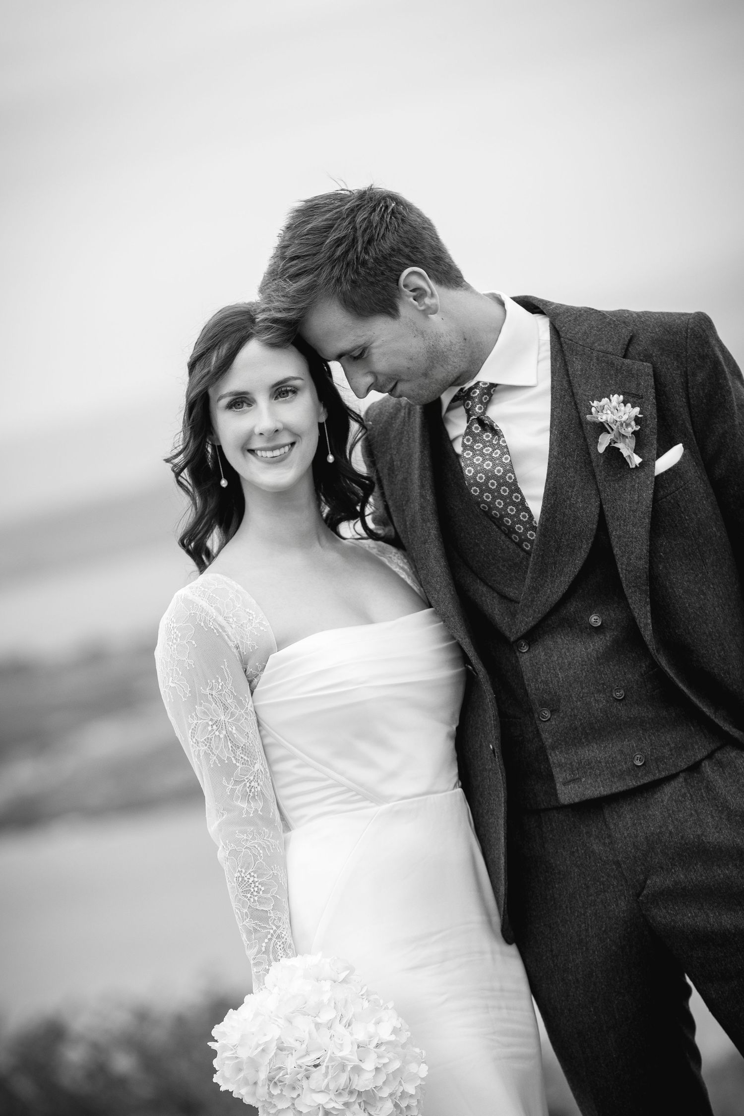 Fotógrafo de bodas en España capturando un momento íntimo entre la pareja.