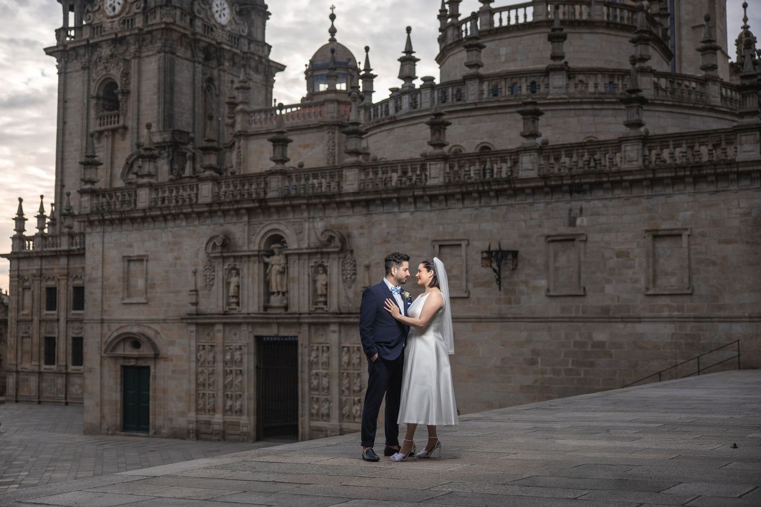 Reportaje de boda en Europa con luz natural y estilo documental.