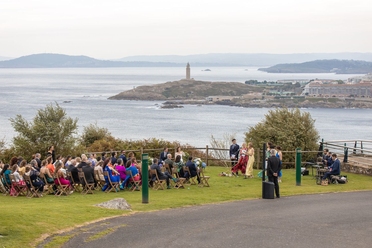 Momento espontáneo captado por fotógrafo de bodas en Galicia.