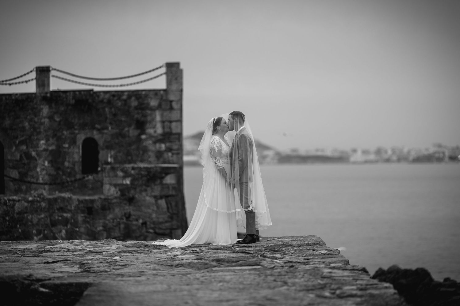 Reportaje de boda en Europa con luz natural y estilo documental.