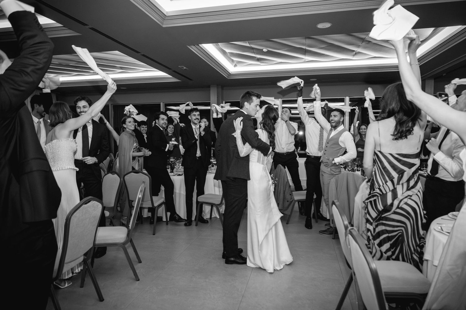 Fotógrafo de bodas en España capturando un momento íntimo entre la pareja.