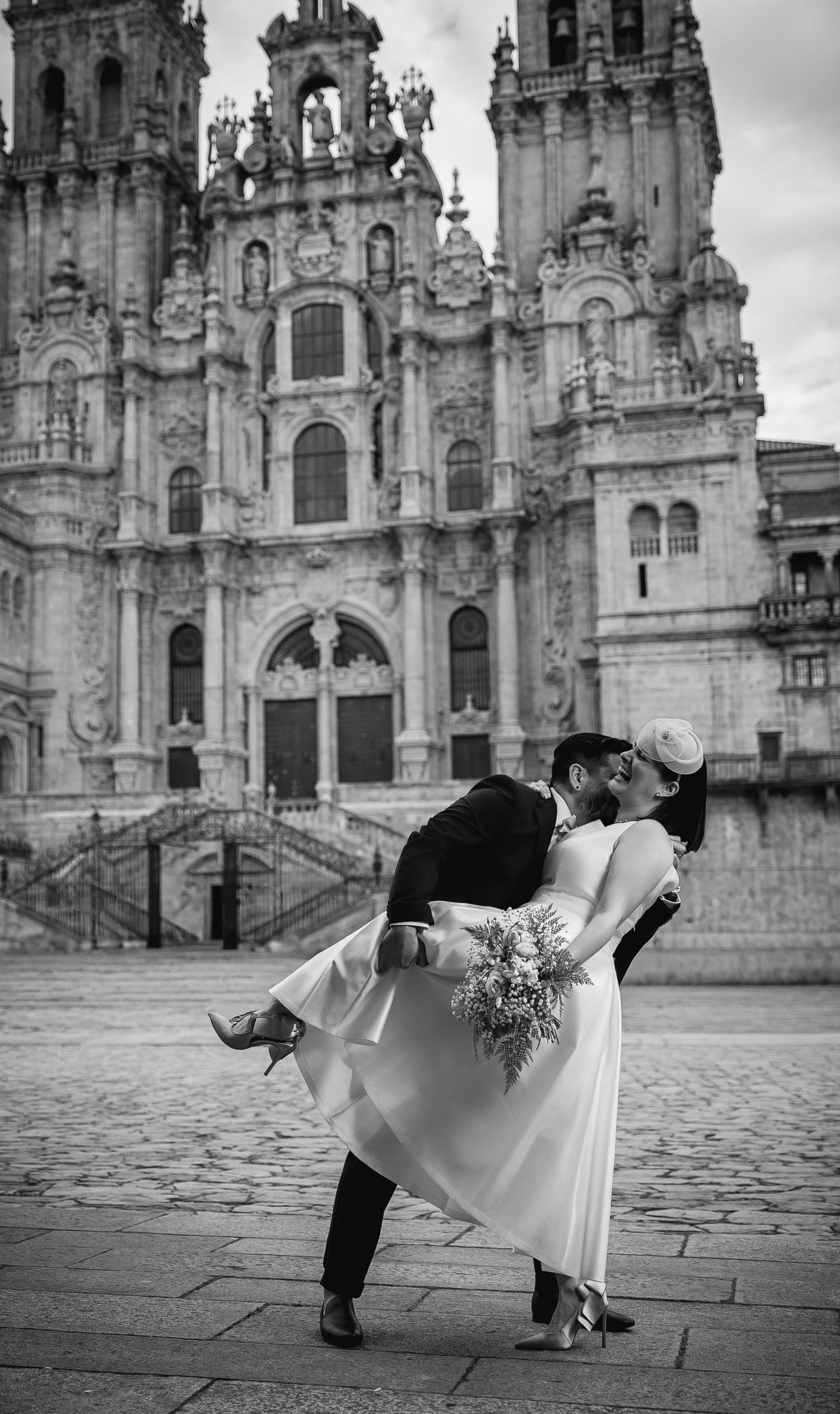Pareja disfrutando de su sesión con fotógrafo de bodas en Galicia.