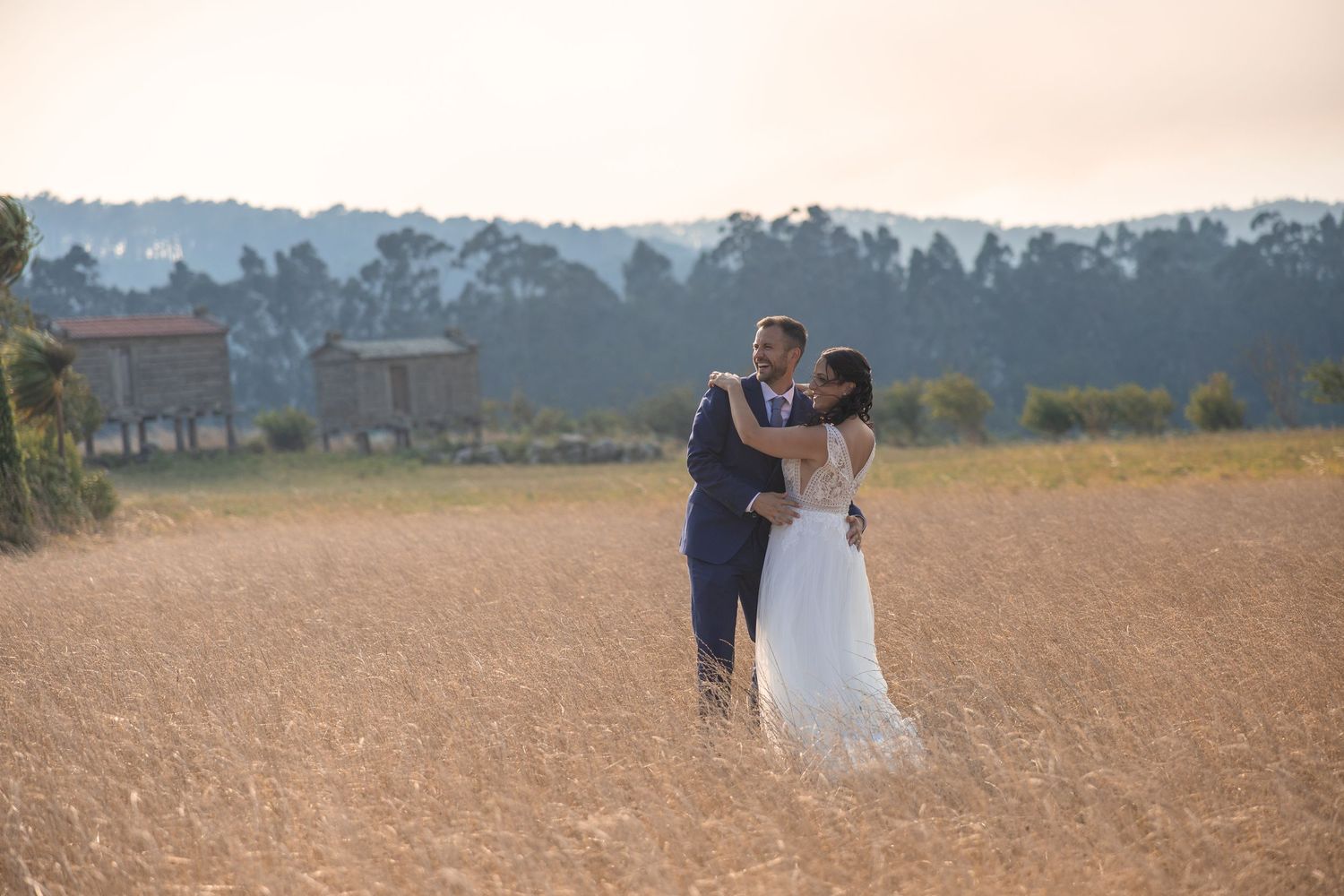 Vuestra historia es única, llena de momentos que merecen ser preservados con sensibilidad y autenticidad. Como fotógrafo de bodas en Galicia