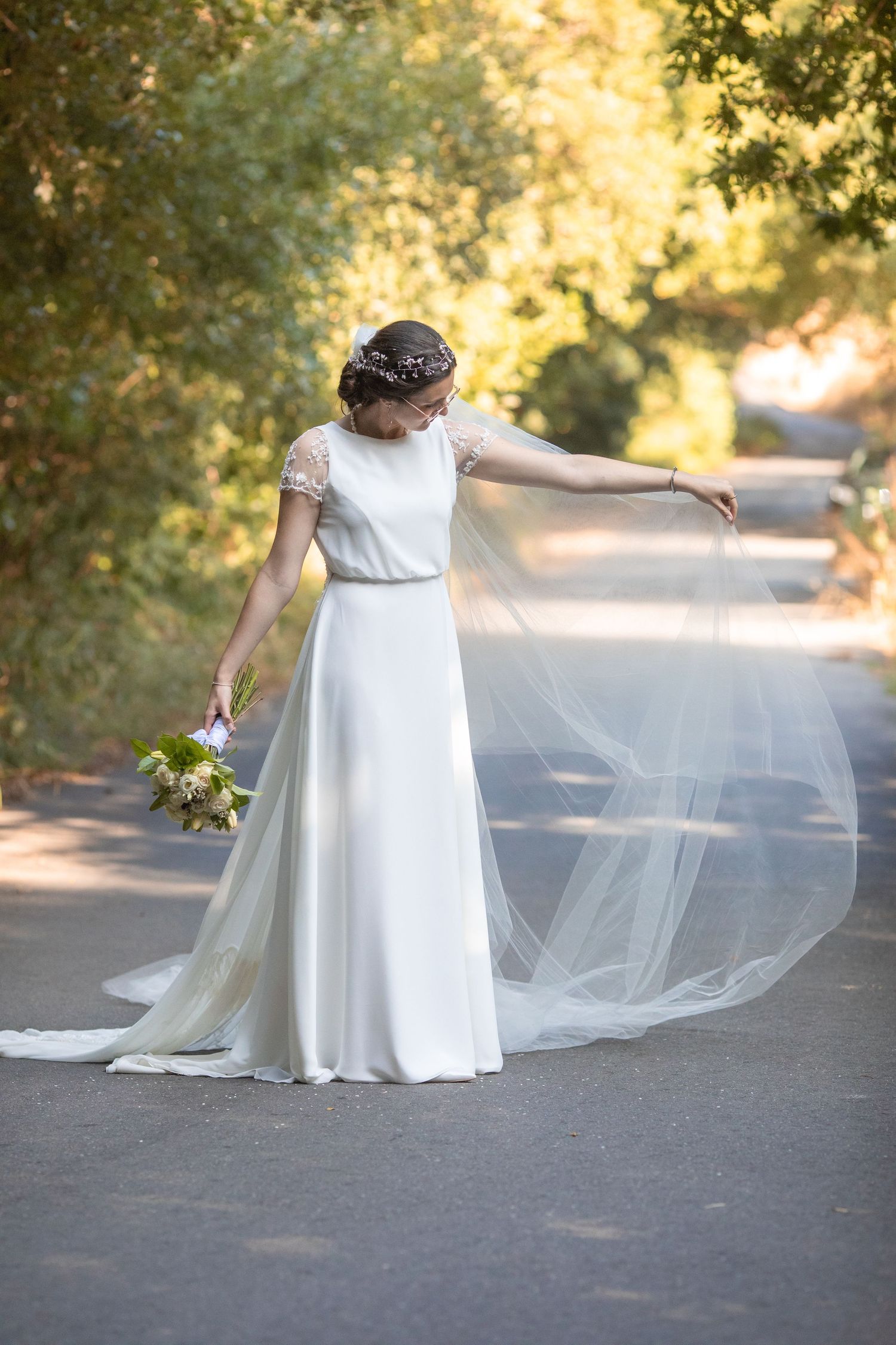 Fotografía natural de boda en Europa con estilo cinematográfico.