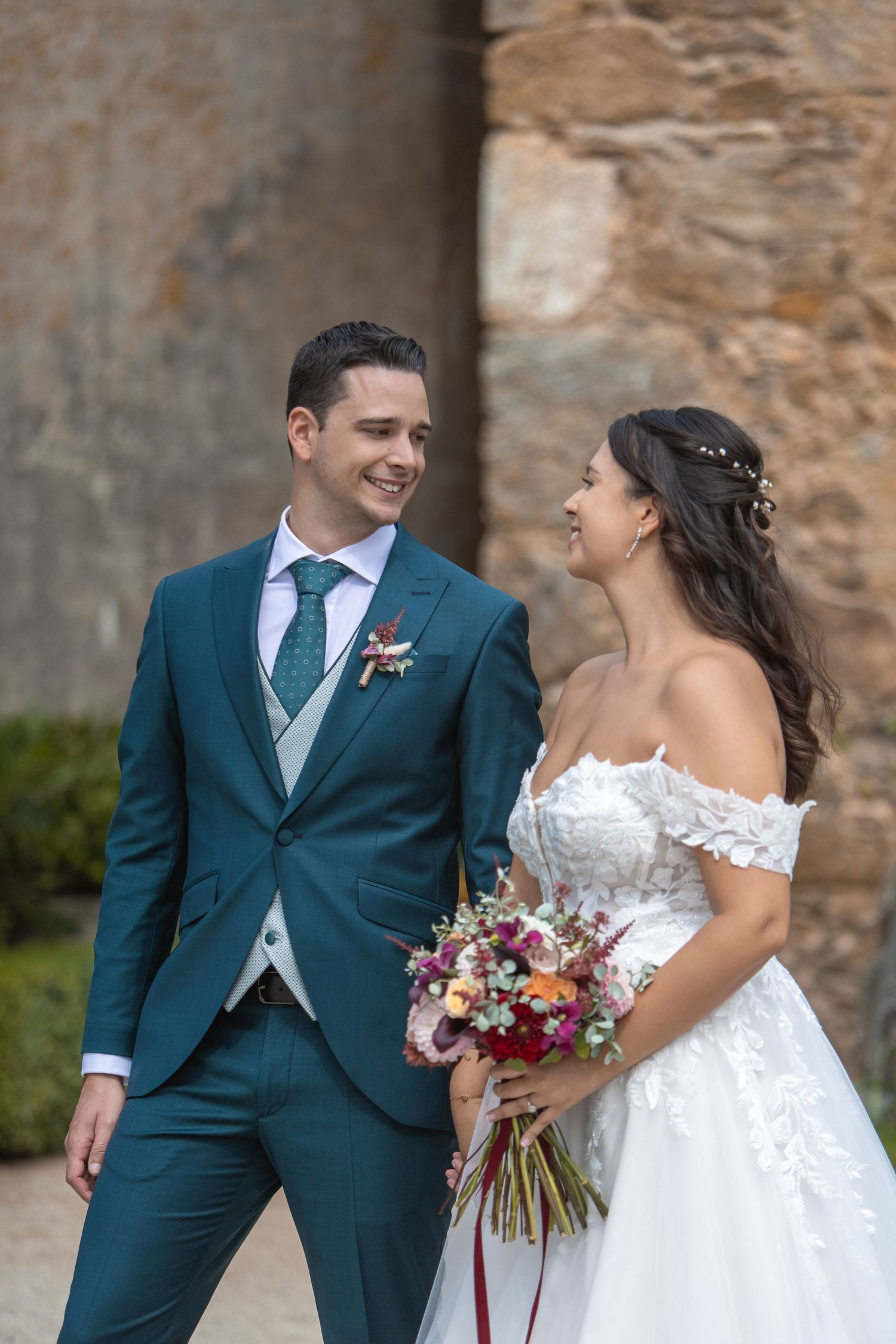 Momento espontáneo captado por fotógrafo de bodas en Galicia.