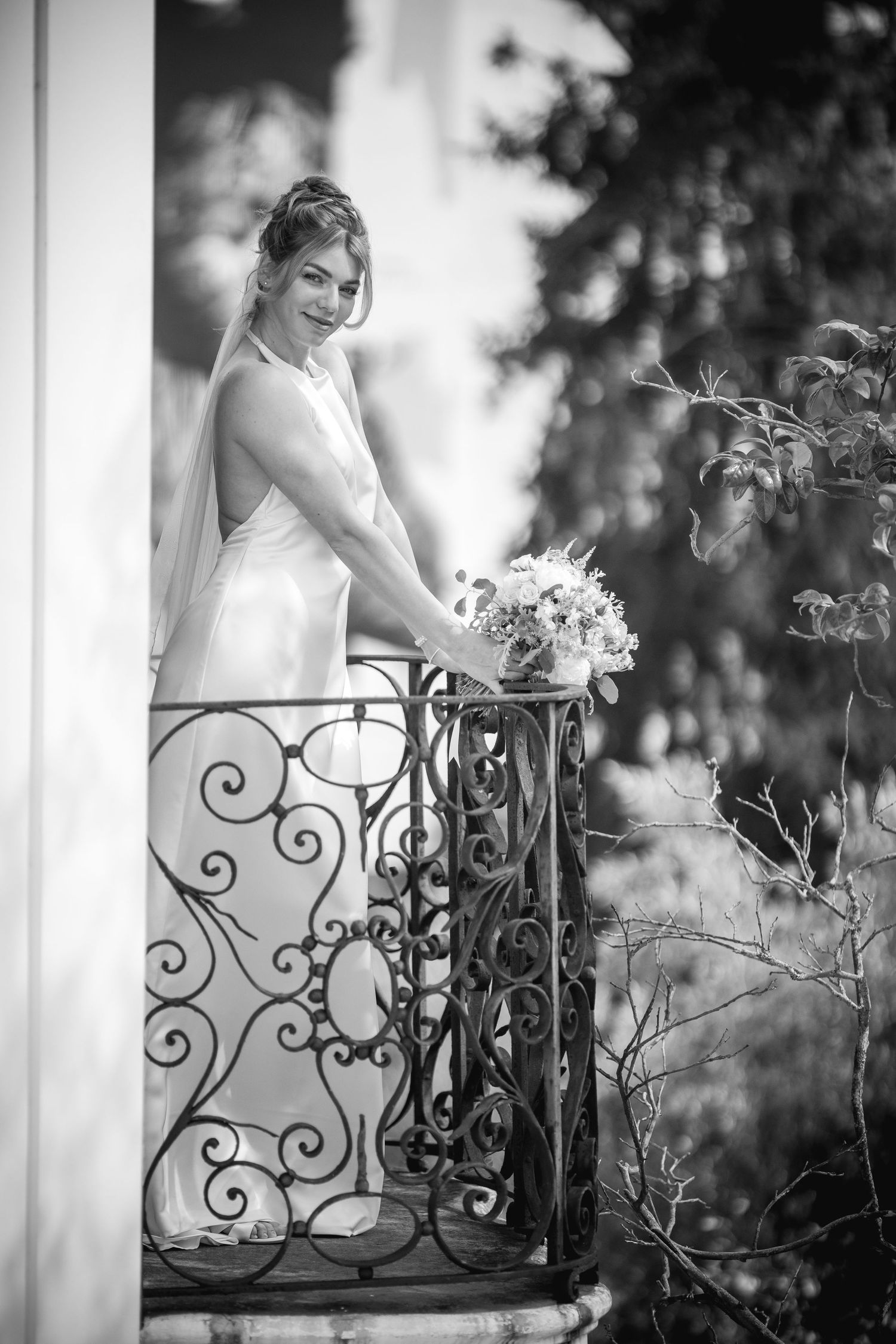 Fotógrafo de bodas en España capturando un momento íntimo entre la pareja.