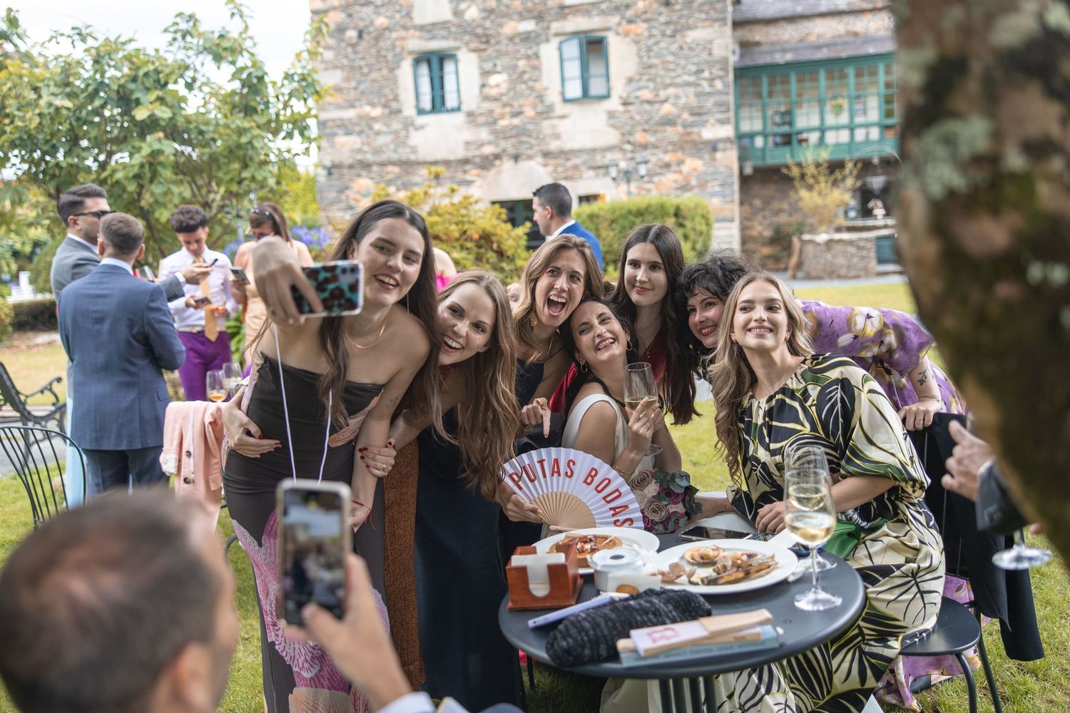 Fotografía natural de boda en Europa con estilo cinematográfico.