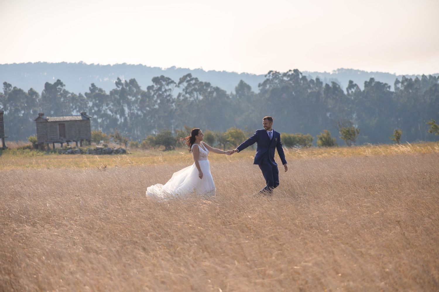 Momento espontáneo captado por fotógrafo de bodas en Galicia.