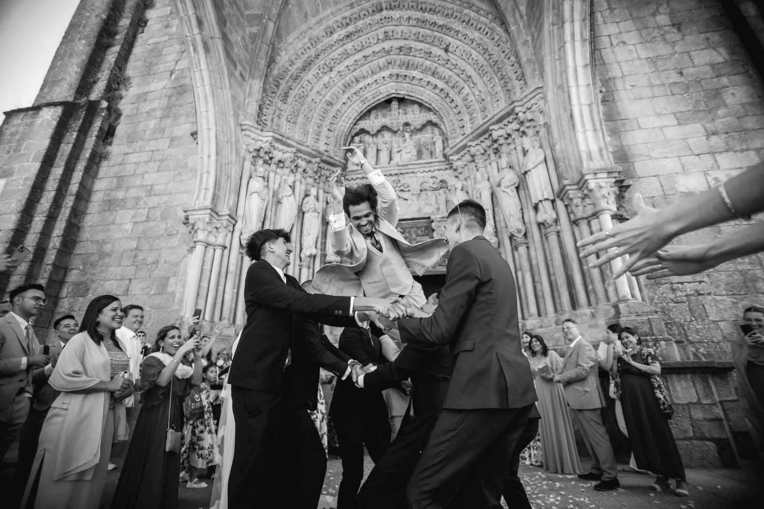 Momento espontáneo captado por fotógrafo de bodas en Galicia.