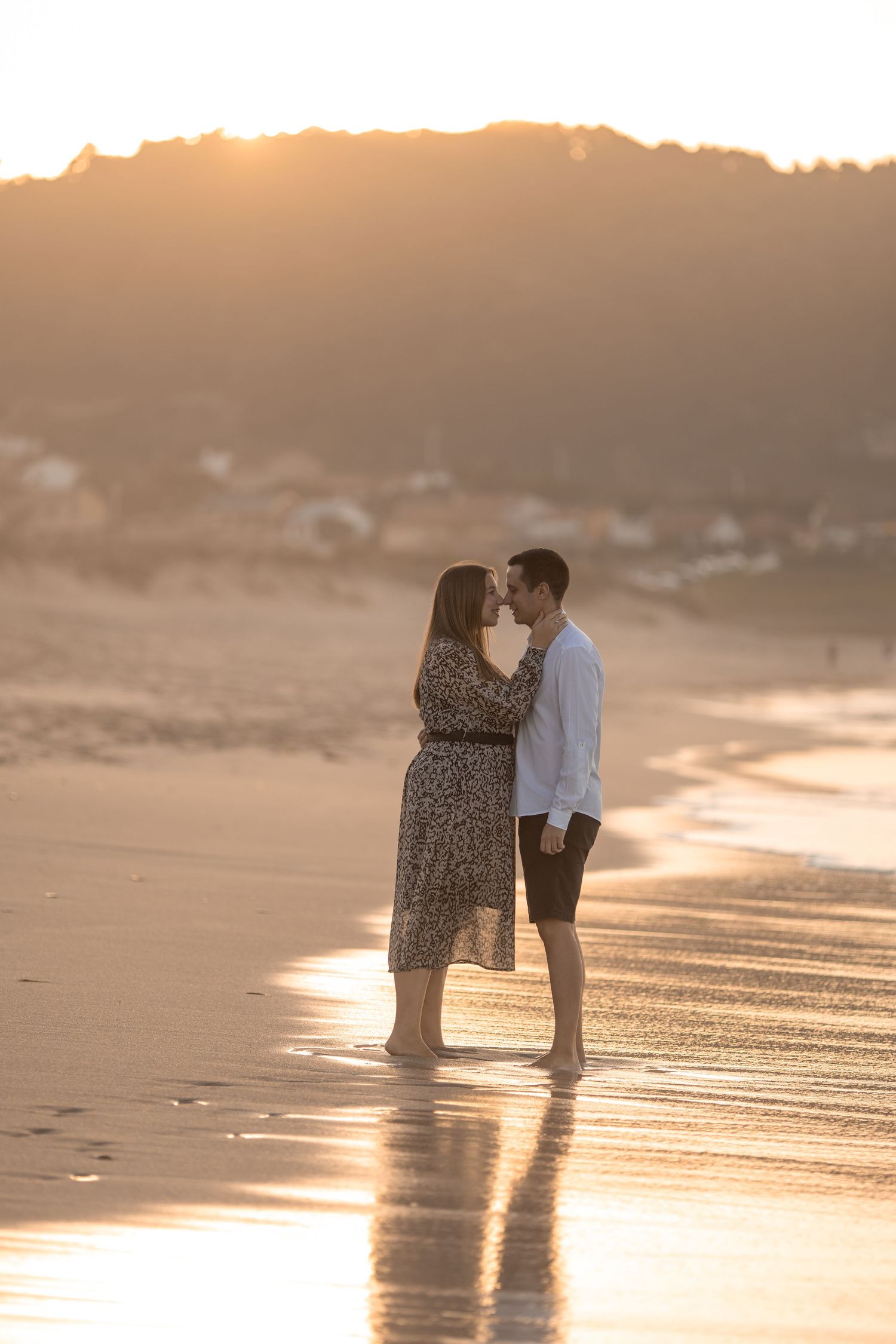 Pareja disfrutando de su sesión con fotógrafo de bodas en Galicia.