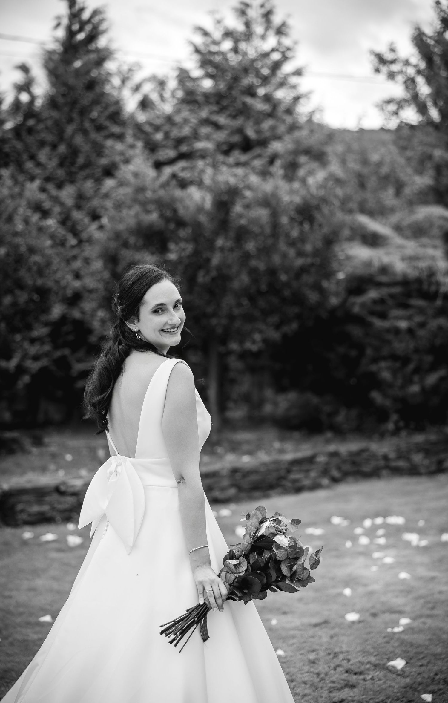 Fotografía natural de boda en Europa con estilo cinematográfico.