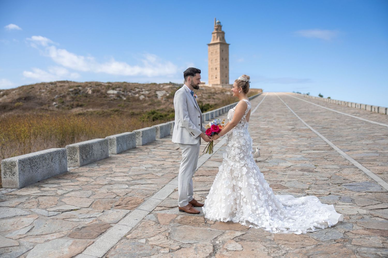Momento espontáneo captado por fotógrafo de bodas en Galicia.