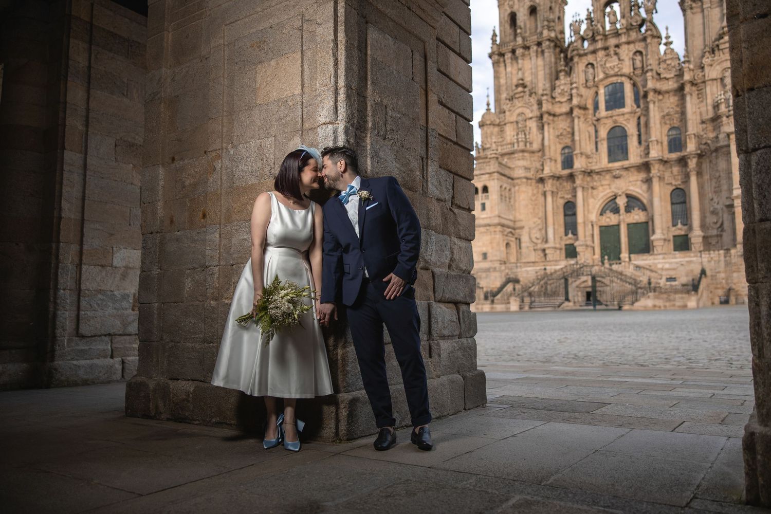 Pareja disfrutando de su sesión con fotógrafo de bodas en Galicia.