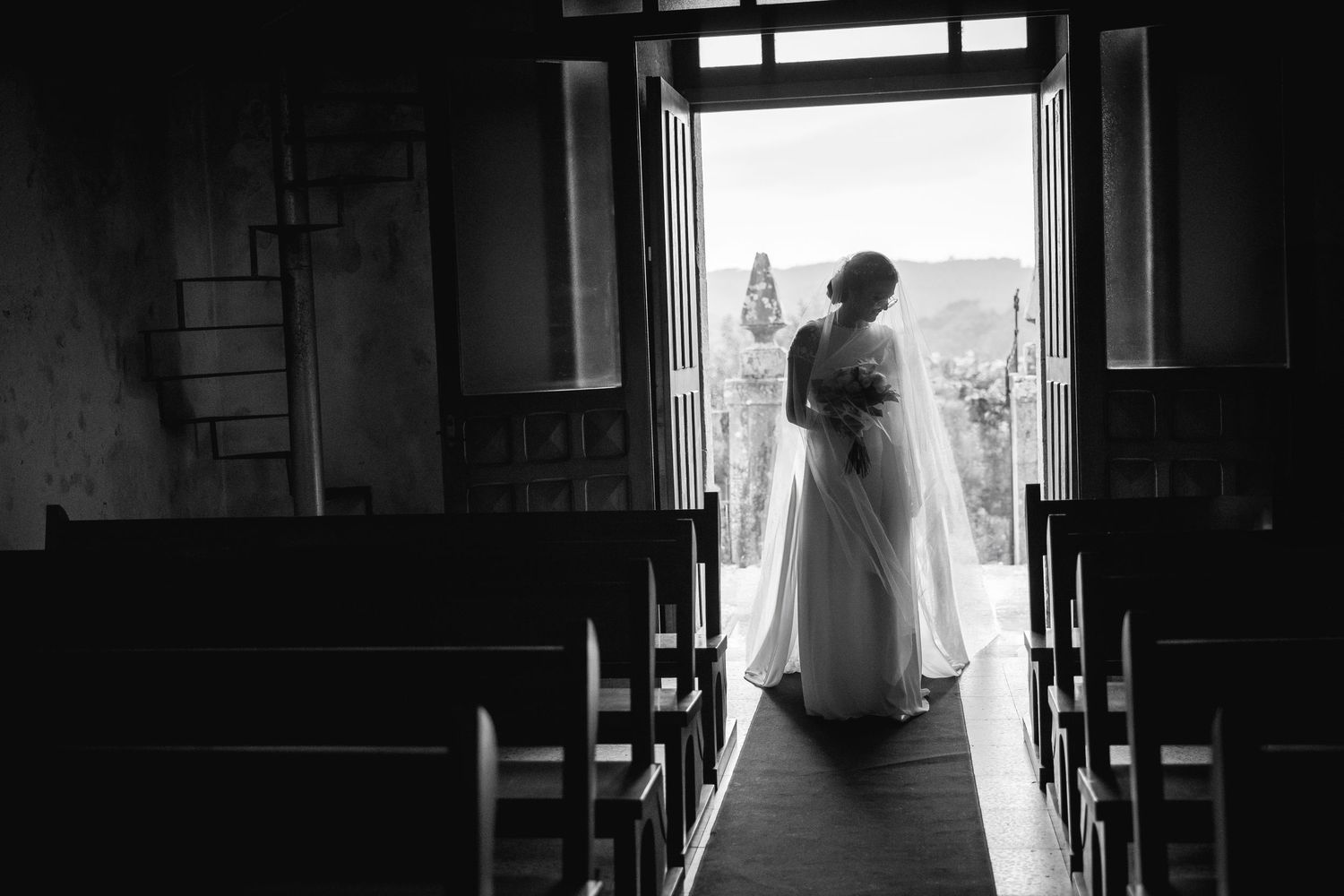 Fotografía natural de boda en Europa con estilo cinematográfico.