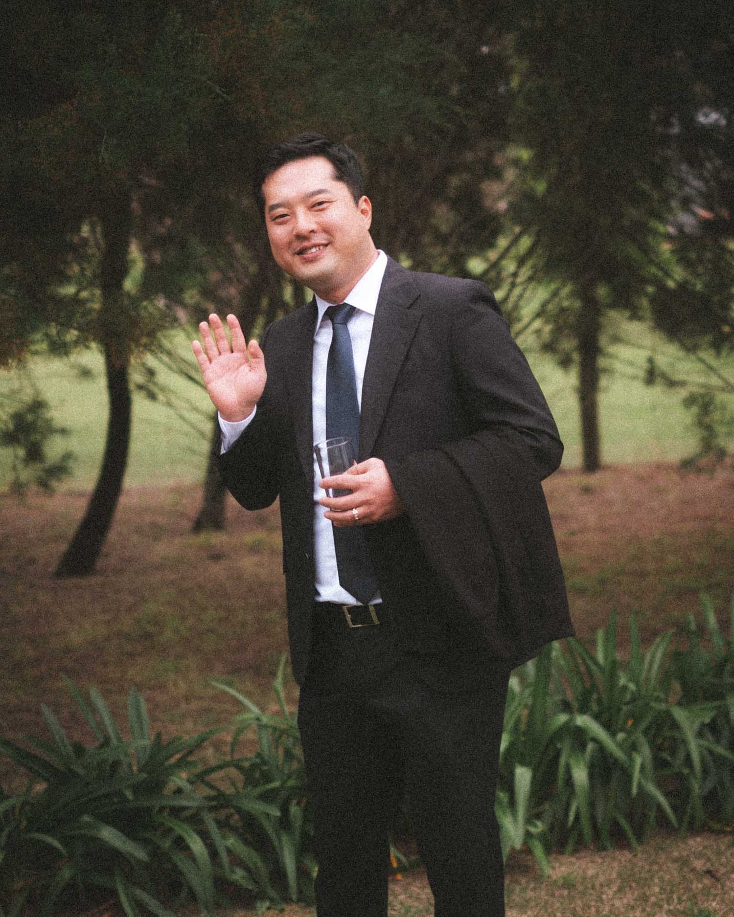 Guest waving at an outdoor wedding in Tanunda captured by Barossa Valley photographer Matt Webster