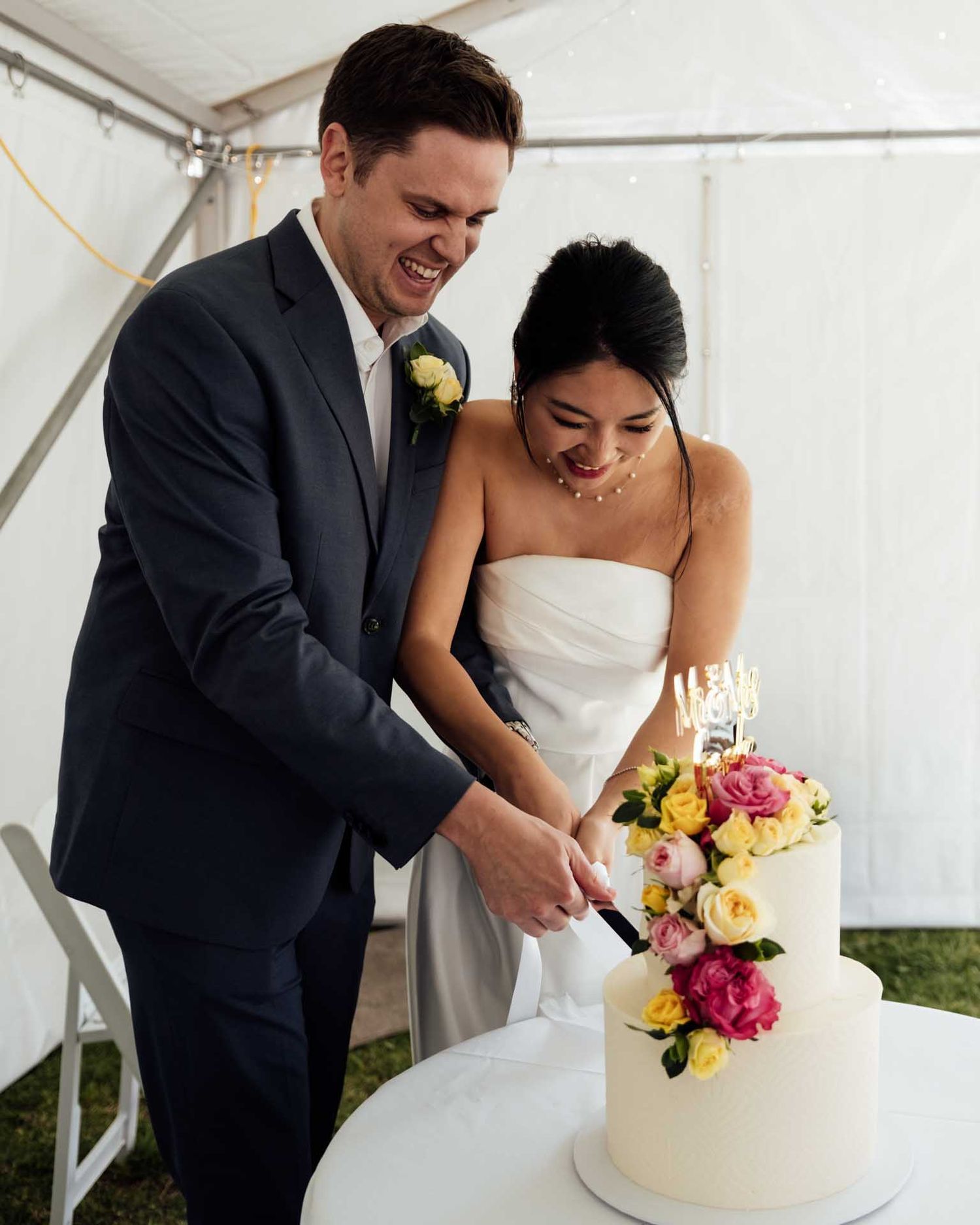 Bride and groom cutting their wedding cake in a marquee at their outdoor wedding in Tanunda by Barossa Valley photographer Matt Webster
