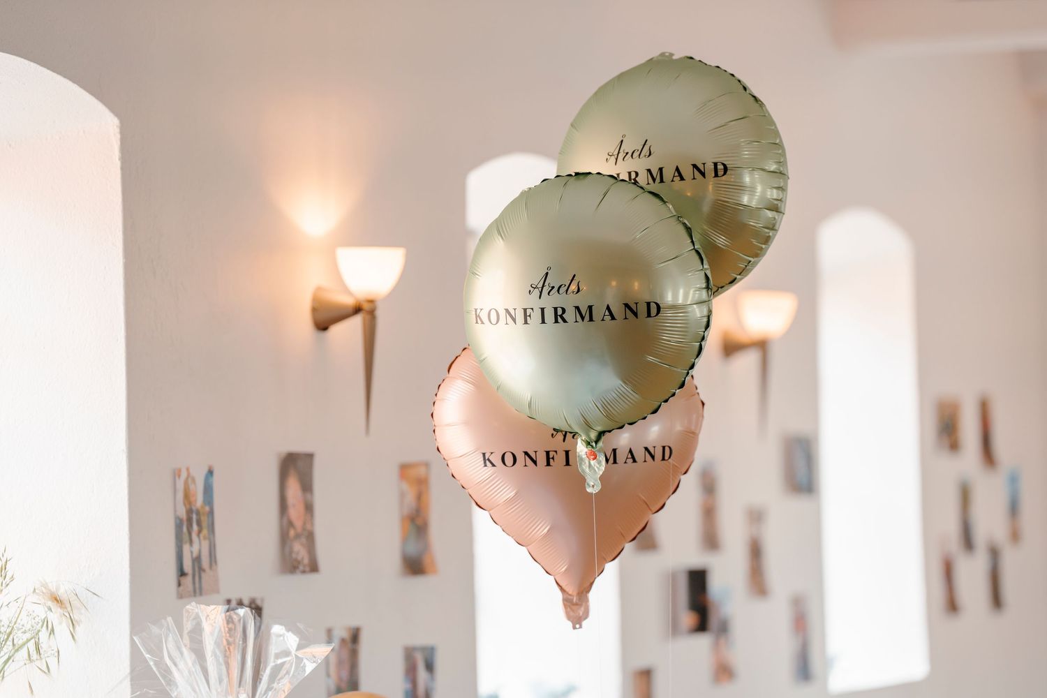 Gold mylar balloon with the text 'Kontermand' floats against a light colored wall with framed artwork.