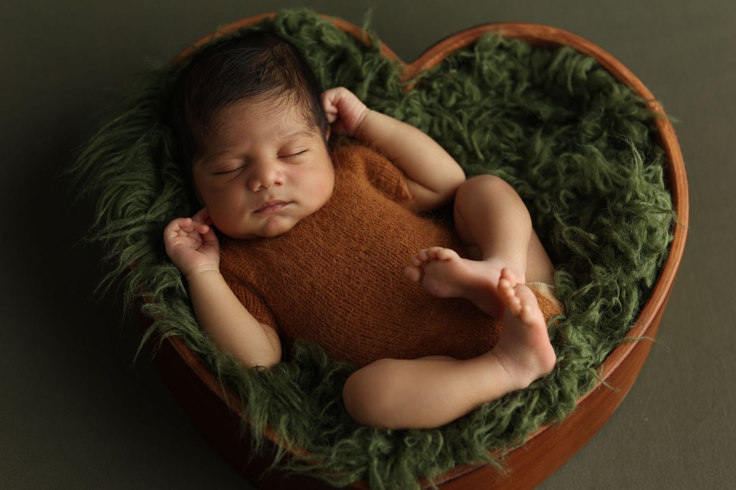 Sovende nyfødt baby under nyfødtfotografering i Bærum