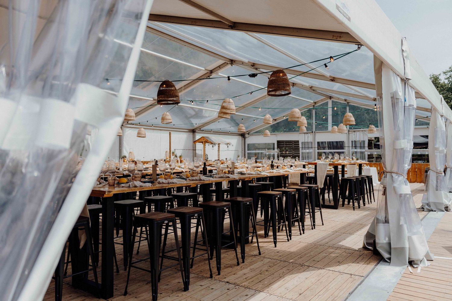 Wedding venue picture garden party tent outdoor sun van café marriage in mol blizmedia huwelijksfotograaf en videograaf based in Antwerpen.