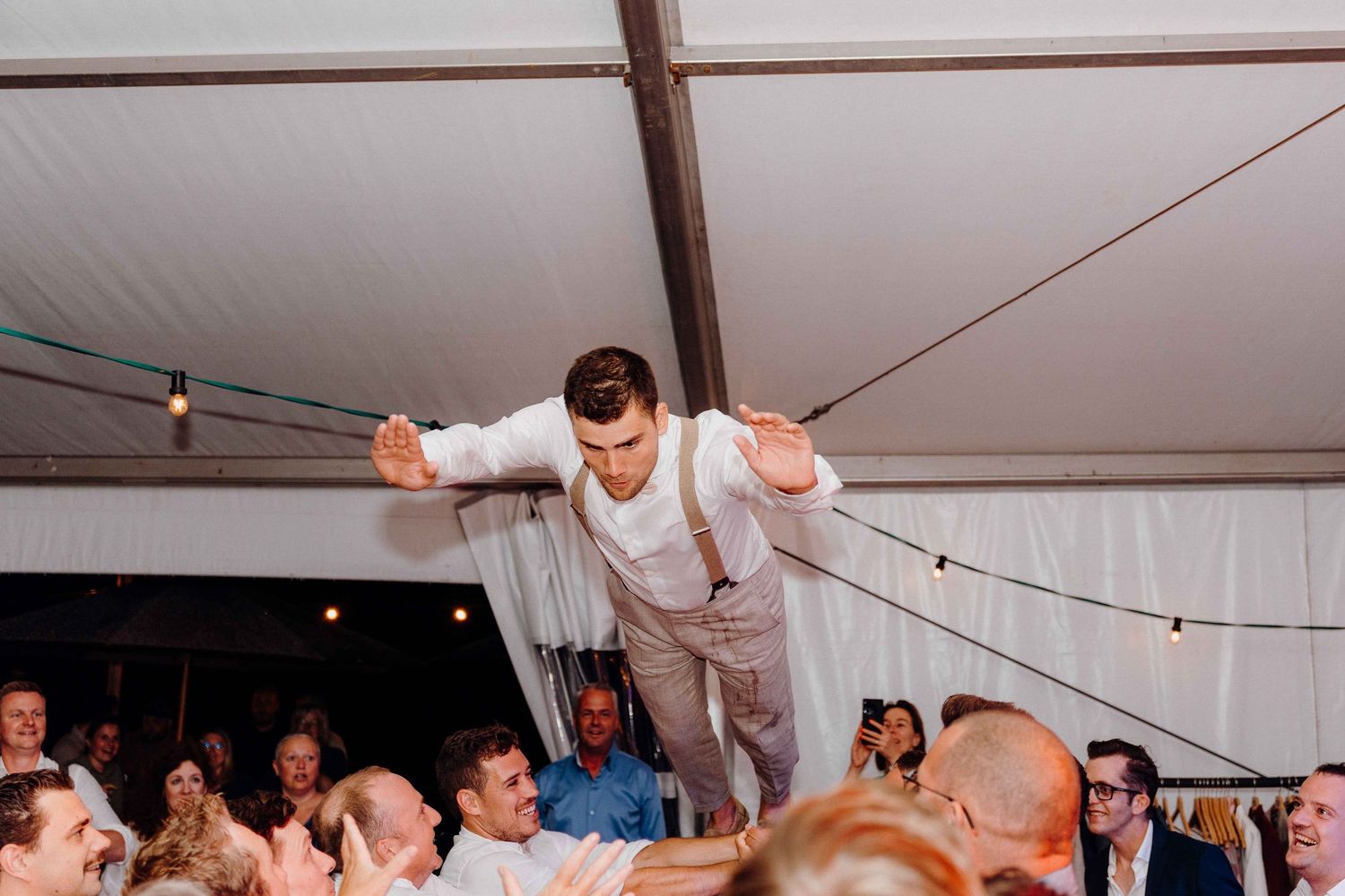 bruidegom stagedive huwelijk mol