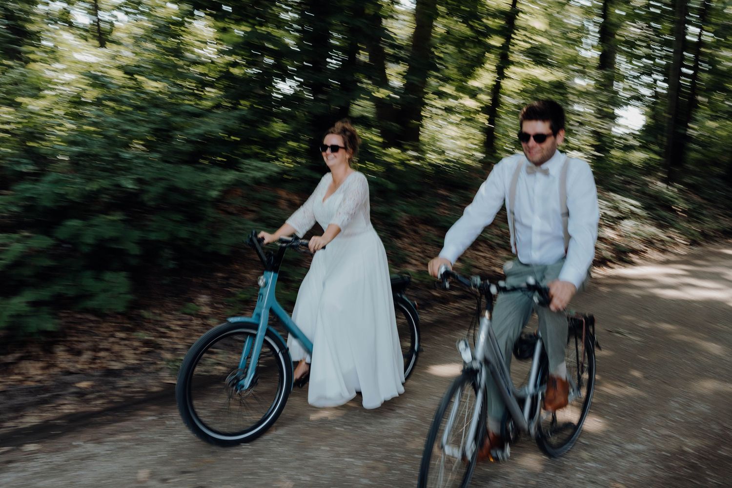 bewegende foto huwelijk koppel komt aan in fiets op hun huwelijk Heist op den berg van huwelijksfotograaf en videograaf based in Antwerpen.