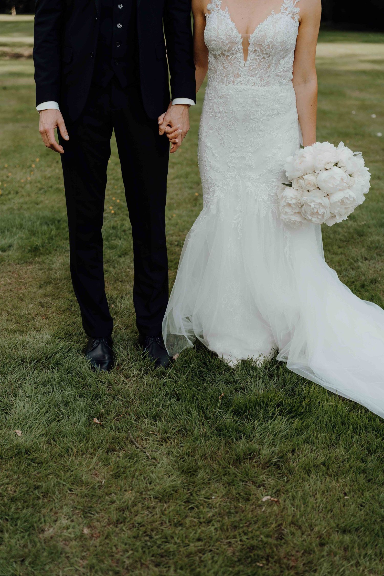 Posed picture editorial wedding garden flowers in hof van Beatrijs, Lier van blizmedia huwelijksfotograaf en videograaf based in Antwerpen.