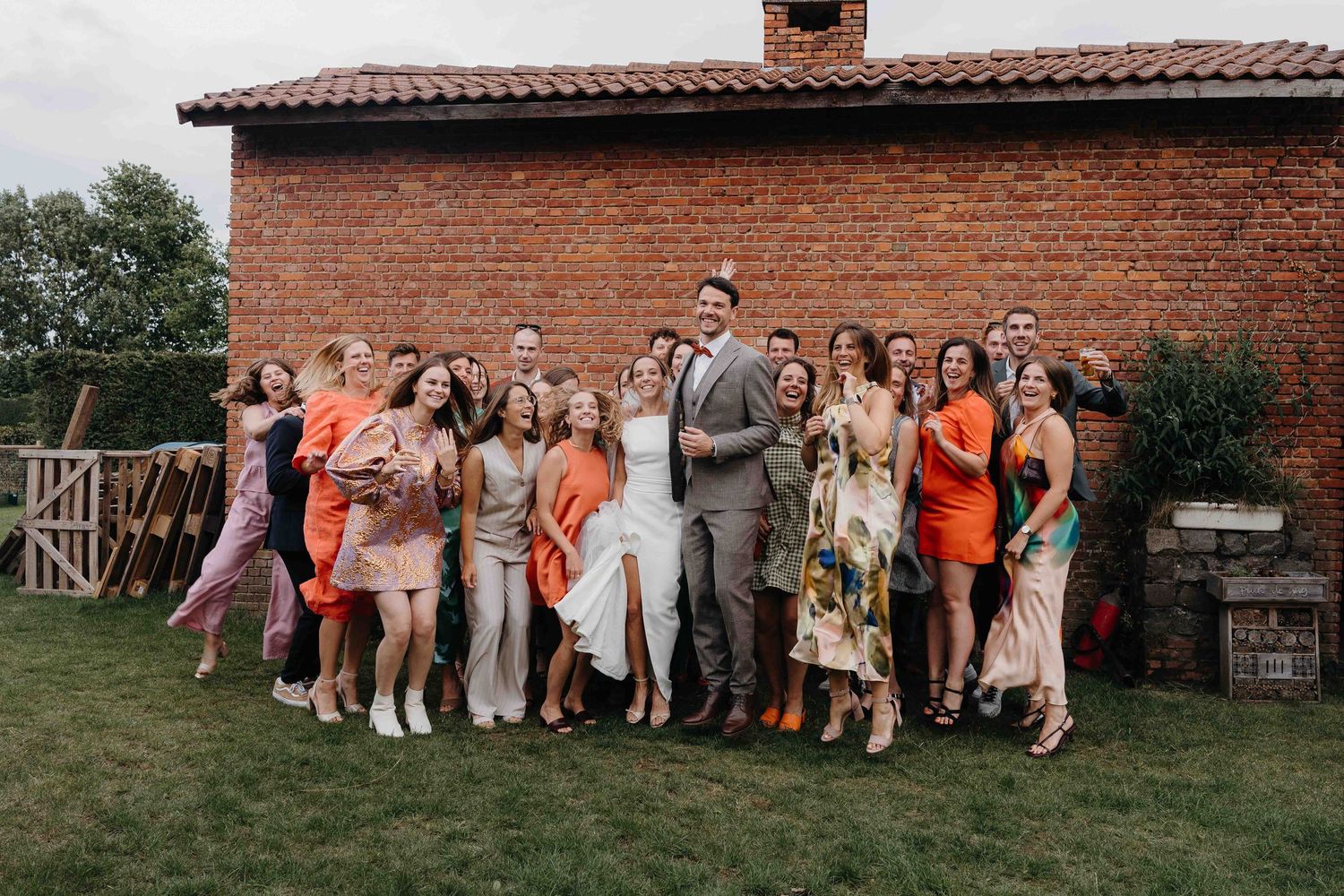 groepsfoto springen sfeer jong koppel ranst