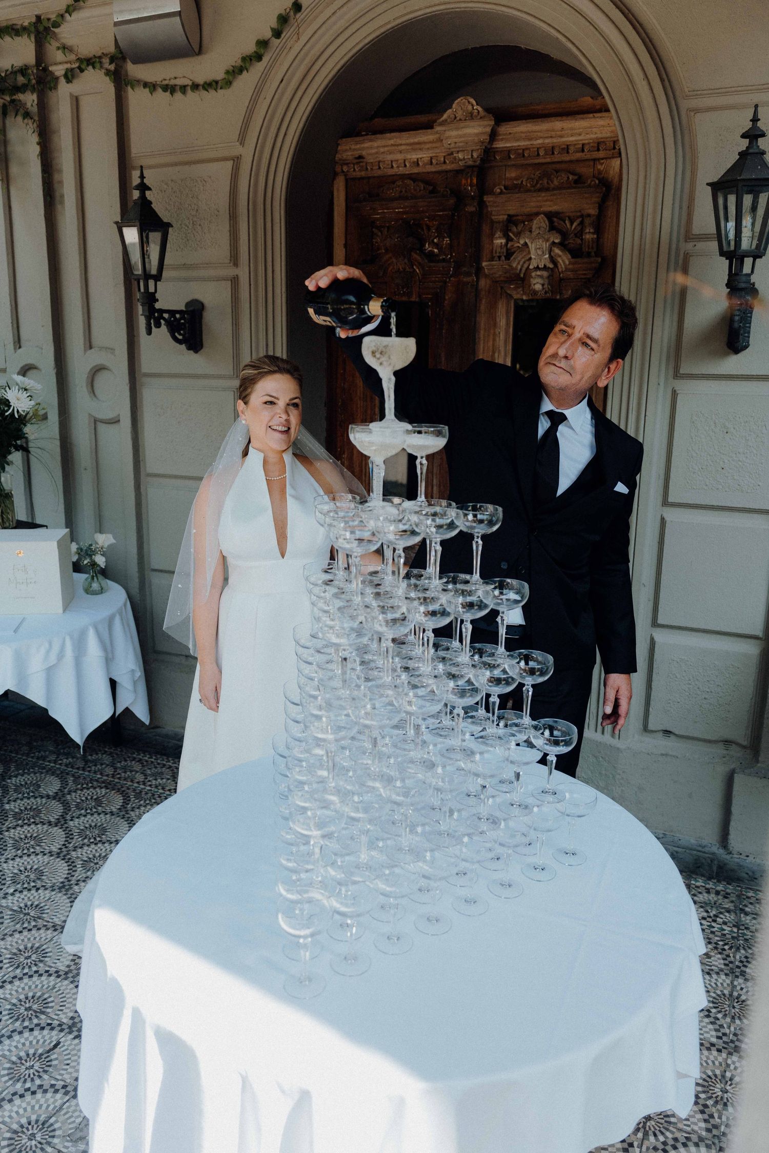champagne toren koppel huwelijk vullen met champagne fles in Maastricht Nederland van huwelijksfotograaf en videograaf based in Antwerpen.