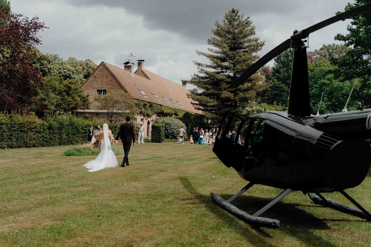 helikopter landing in tuin van hof van beatrijs lier feestzaal van huwelijksfotograaf en videograaf based in Antwerpen.