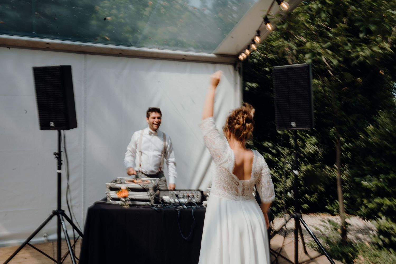 feestfoto koppel bruidegom dj beweging in Calle gato Heist op den berg feest tent outdoor