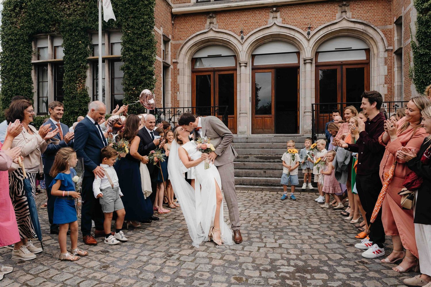 koppel burgerlijke trouw vrieselhof ranst she said yes van huwelijksfotograaf en videograaf based in Antwerpen.