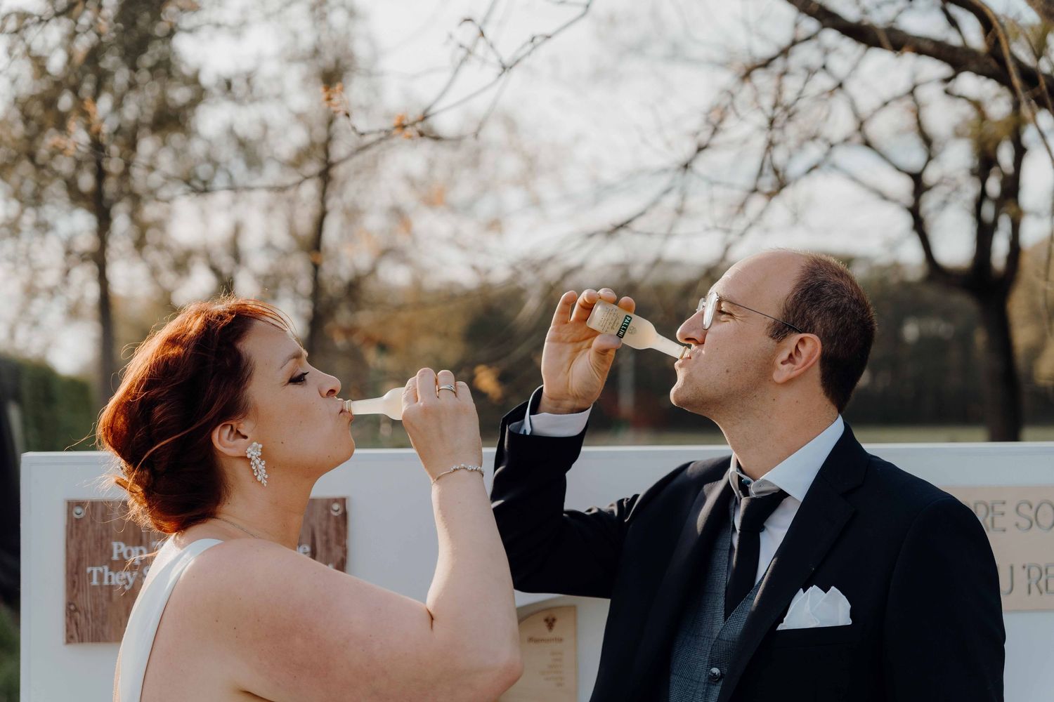 drinkfoto koppel tijdens huwelijk proost op de liefde limoncello boeretang Dessel van huwelijksfotograaf en videograaf based in Antwerpen.