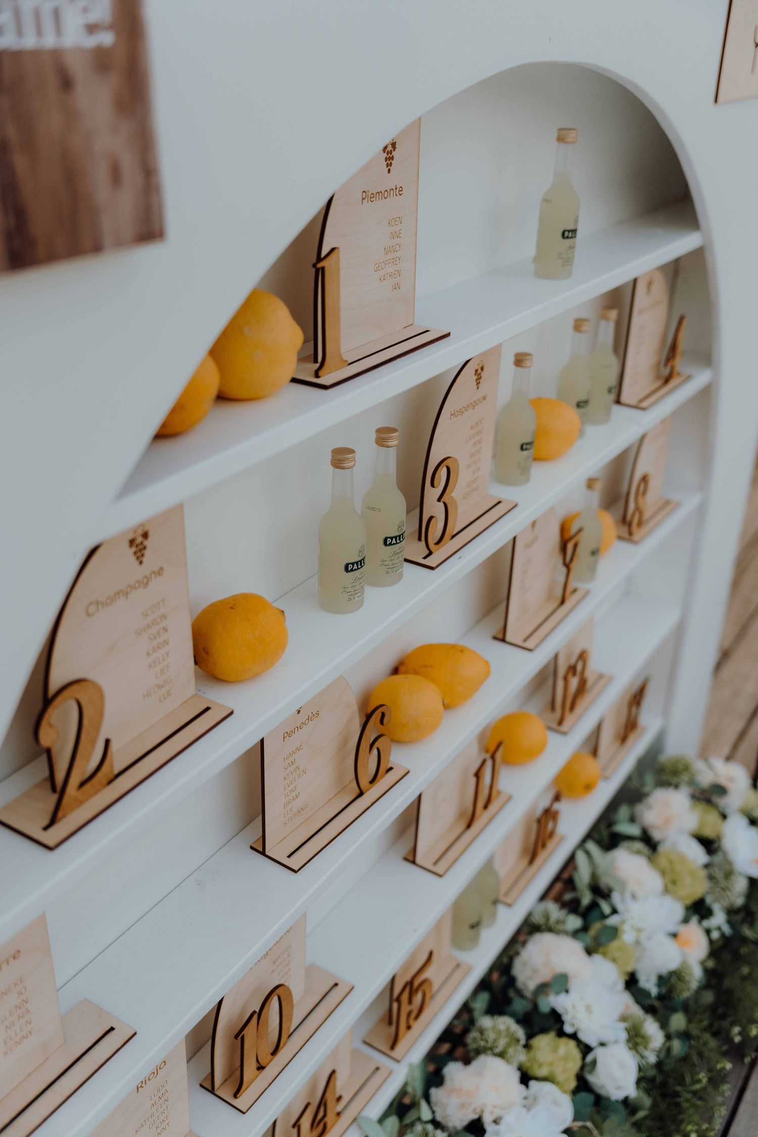 detailfoto tafeldecoratie met 3d laserprint houten namen en limoncello, huwelijksfotograaf en videograaf based in Antwerpen.
