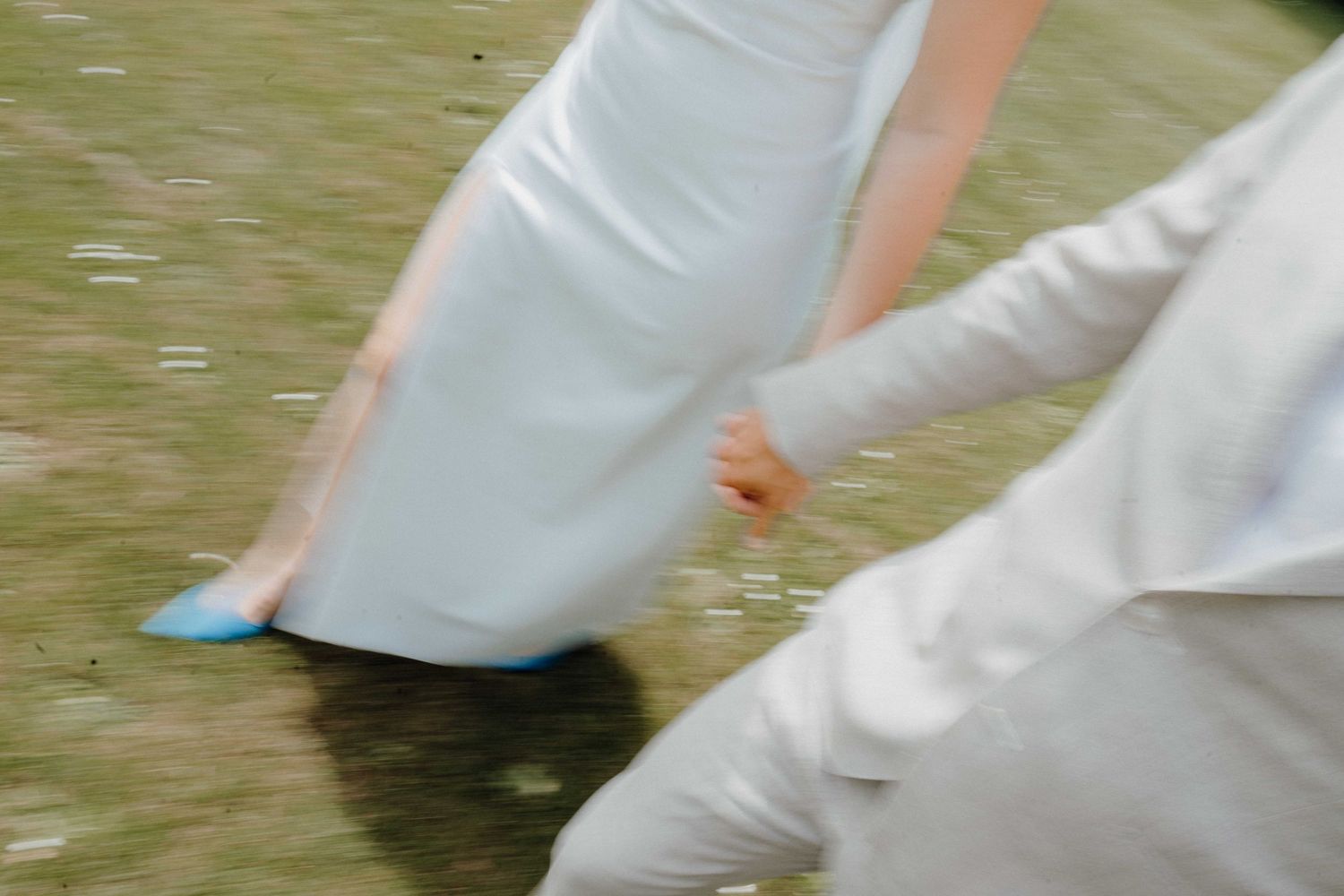 Dromerige en bewegende huwelijksfoto uit Mol, de kempen van
blizmedia, huwelijksfotograaf en videograaf based in Antwerpen.