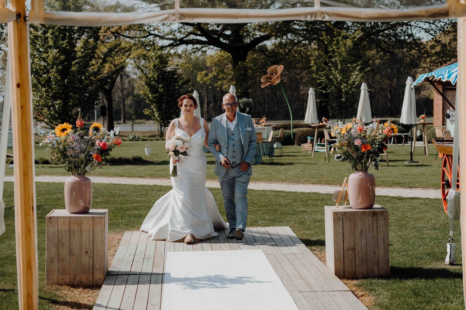 spontane huwelijksfoto styled editorial emotioneel van fotograaf en videograaf blizmedia jonas based in Antwerpen.