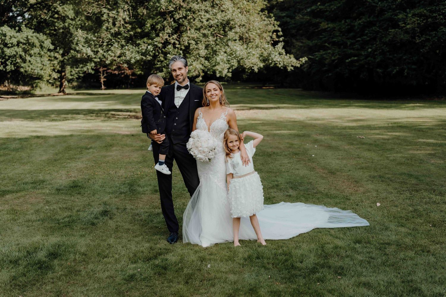 gezinsfoto huwelijkskoppel in hof van beatrijs lier van huwelijksfotograaf en videograaf based in Antwerpen.