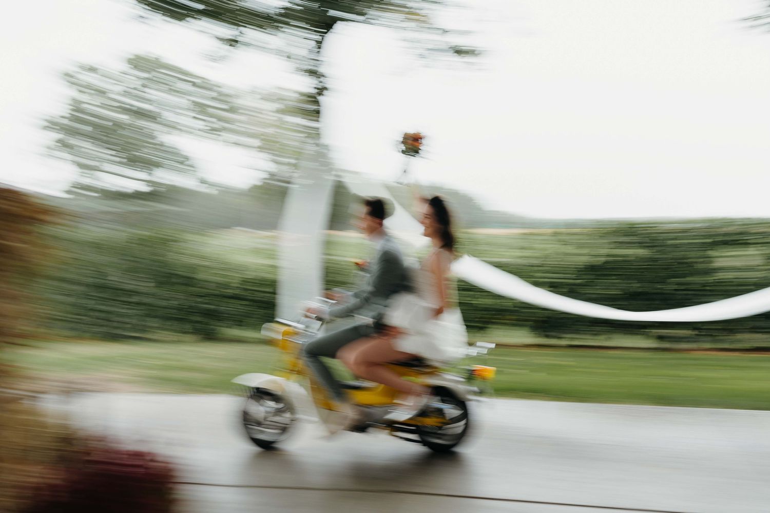 spontane huwelijksfoto styled editorial emotioneel van fotograaf en videograaf blizmedia jonas based in Antwerpen.