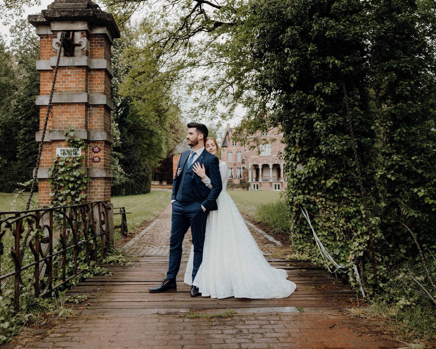 styled posing wedding shoot editorial Herenthout van huwelijksfotograaf en videograaf based in Antwerpen.