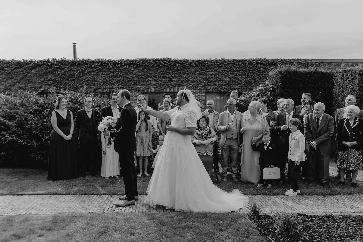 spontane huwelijksfoto styled editorial emotioneel van fotograaf en videograaf blizmedia jonas based in Antwerpen.