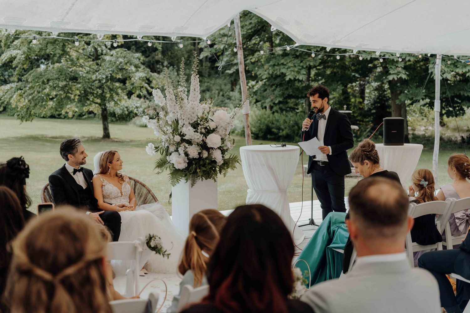 ceremonie foto van speech getuige in hof van beatrijs lier van huwelijksfotograaf en videograaf based in Antwerpen.