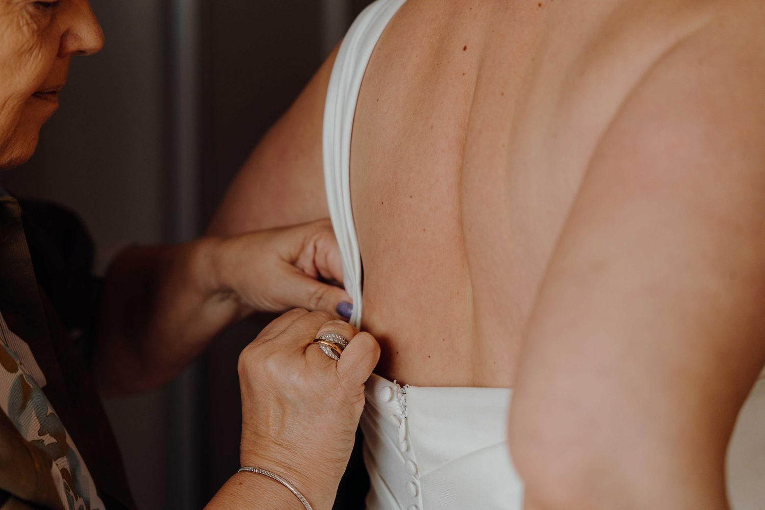 spontane huwelijksfoto styled editorial emotioneel van fotograaf en videograaf blizmedia jonas based in Antwerpen.