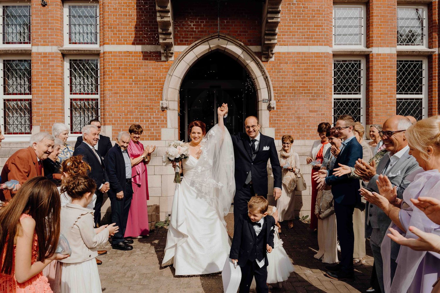 spontane huwelijksfoto styled editorial emotioneel van fotograaf en videograaf blizmedia jonas based in Antwerpen.