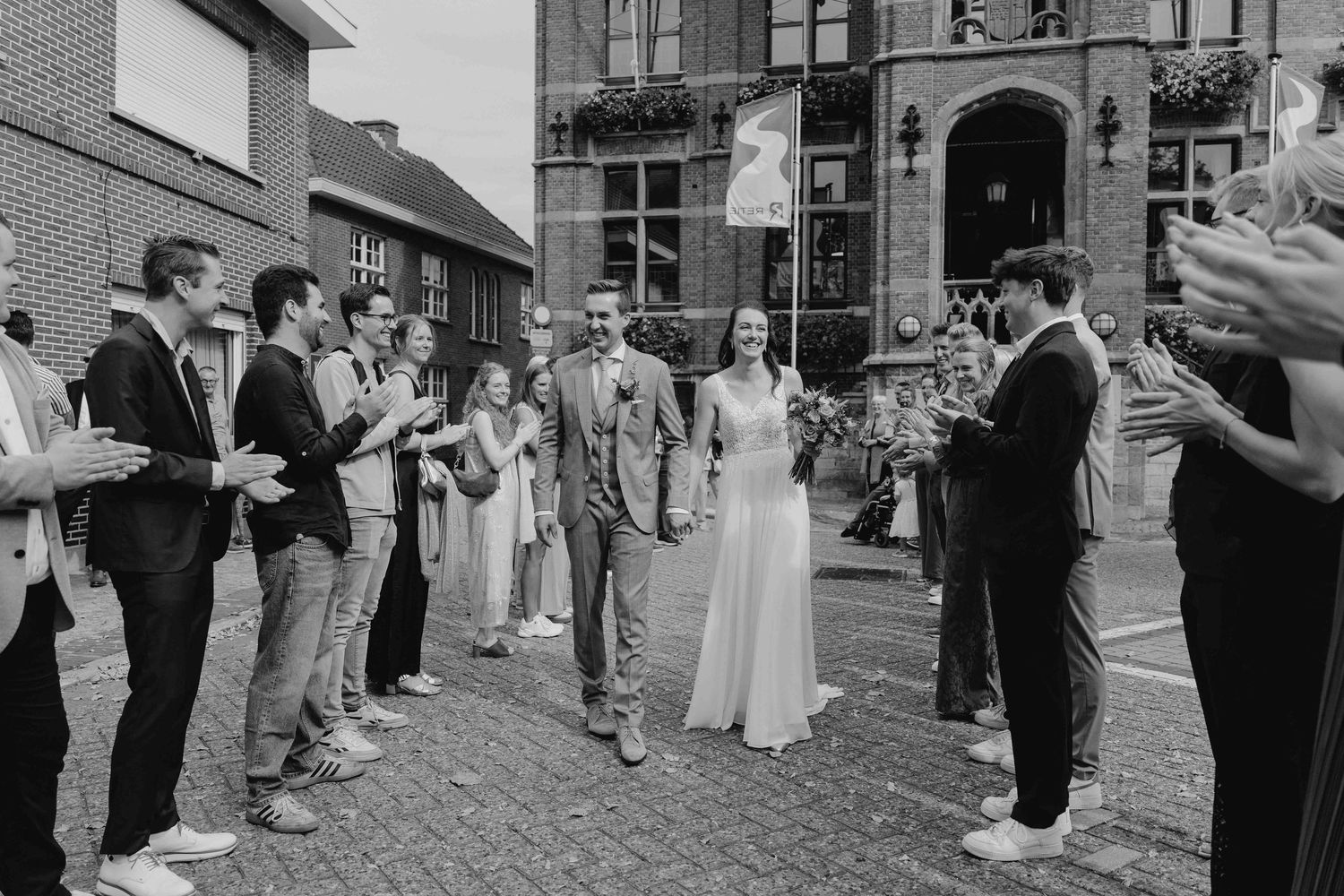 gemeentehuis Retie huwelijksfoto koppel net getrouwd van huwelijksfotograaf en videograaf based in Antwerpen.