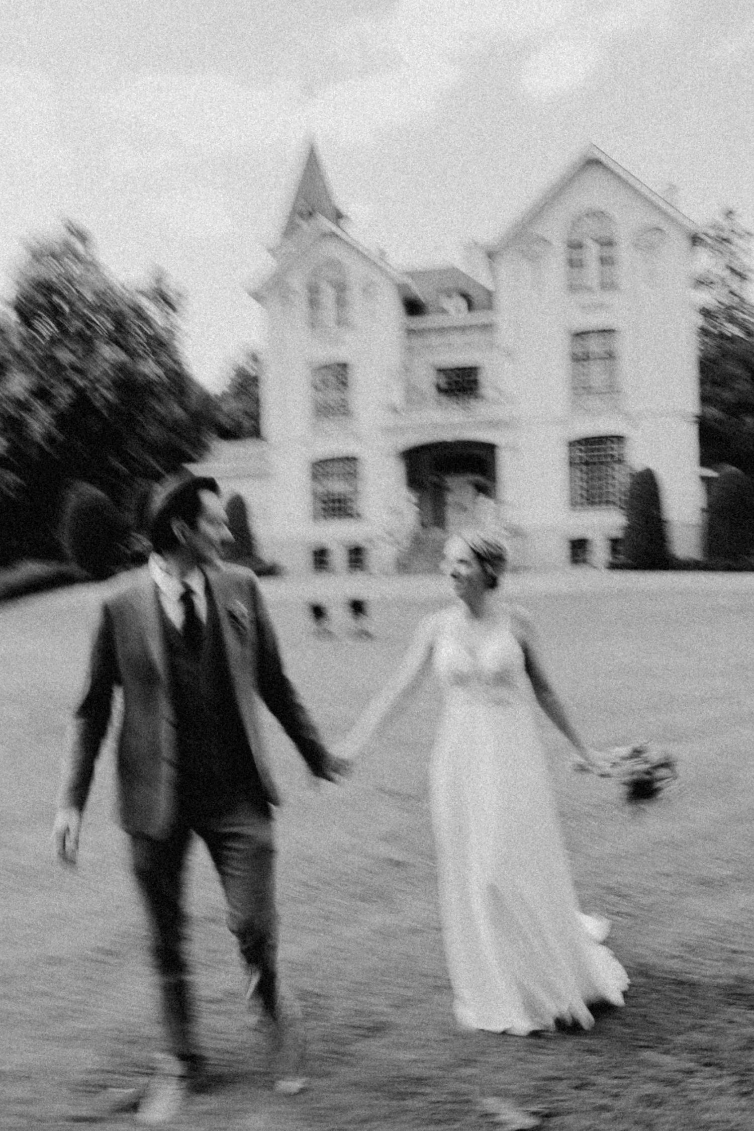zwart wit foto kasteel Itegem huwelijkskoppel detailfoto van blizmedia huwelijksfotograaf en videograaf based in Antwerpen.