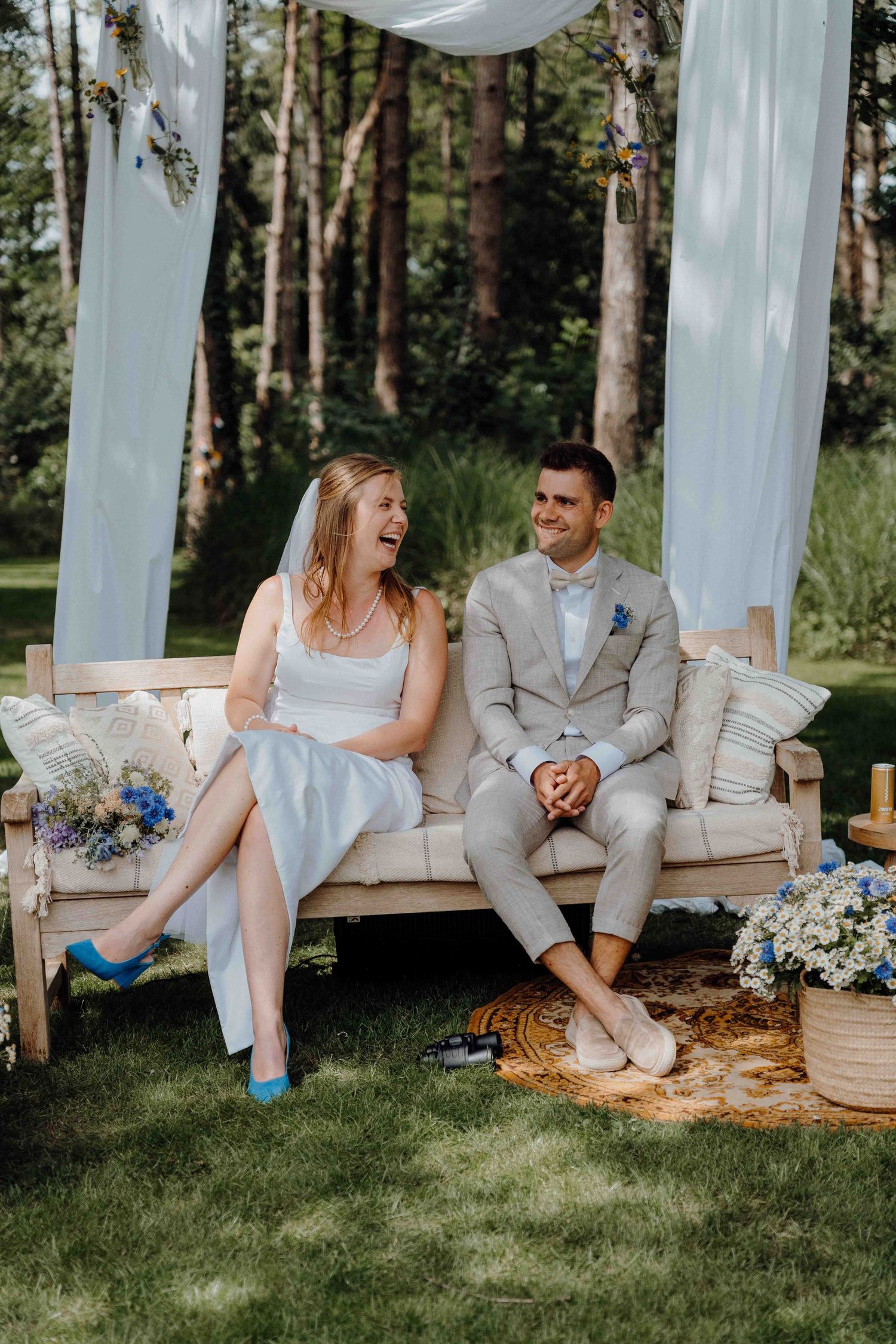ceremonie foto koppel lachen sfeer zon