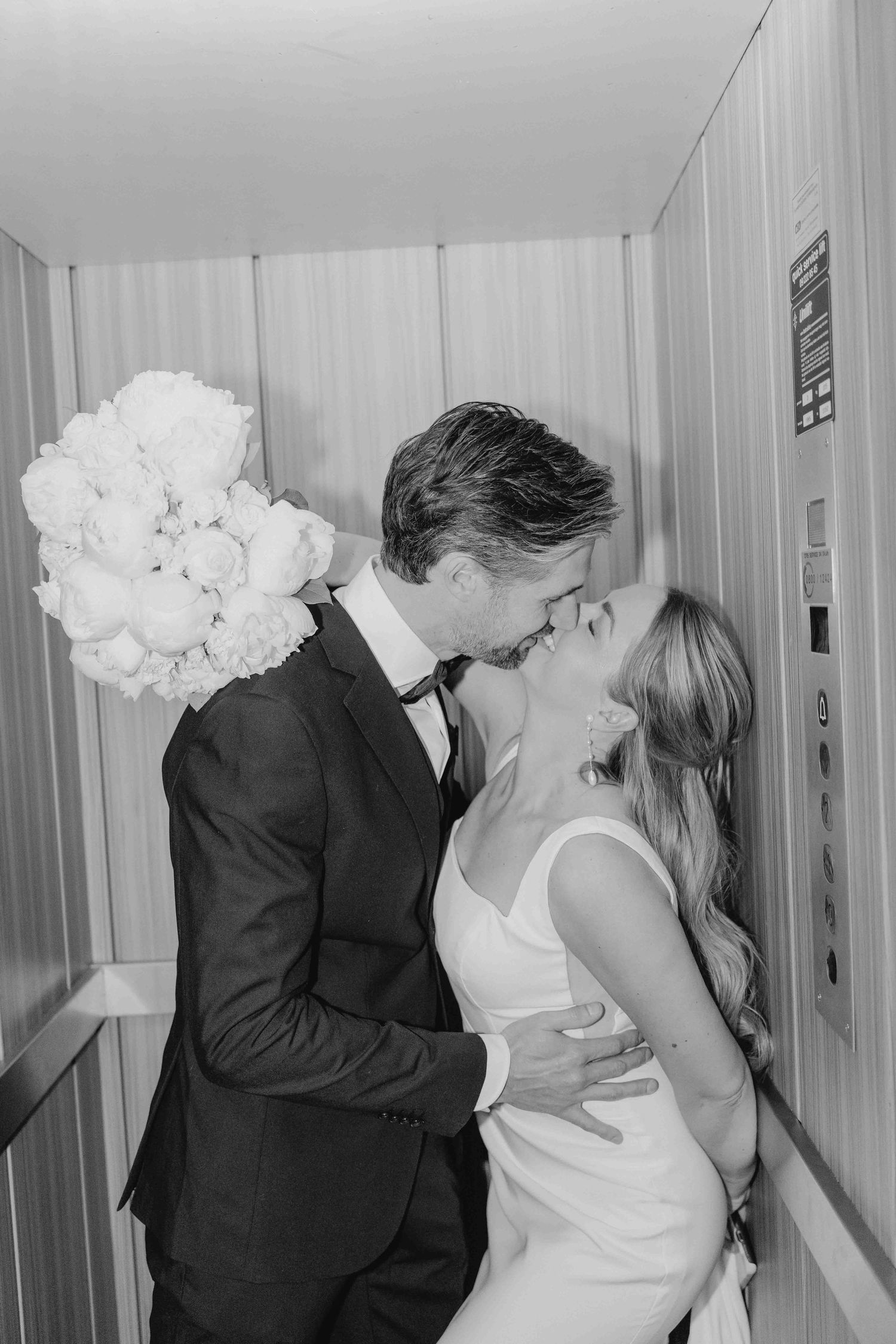 koppel huwelijk lift editorial wedding