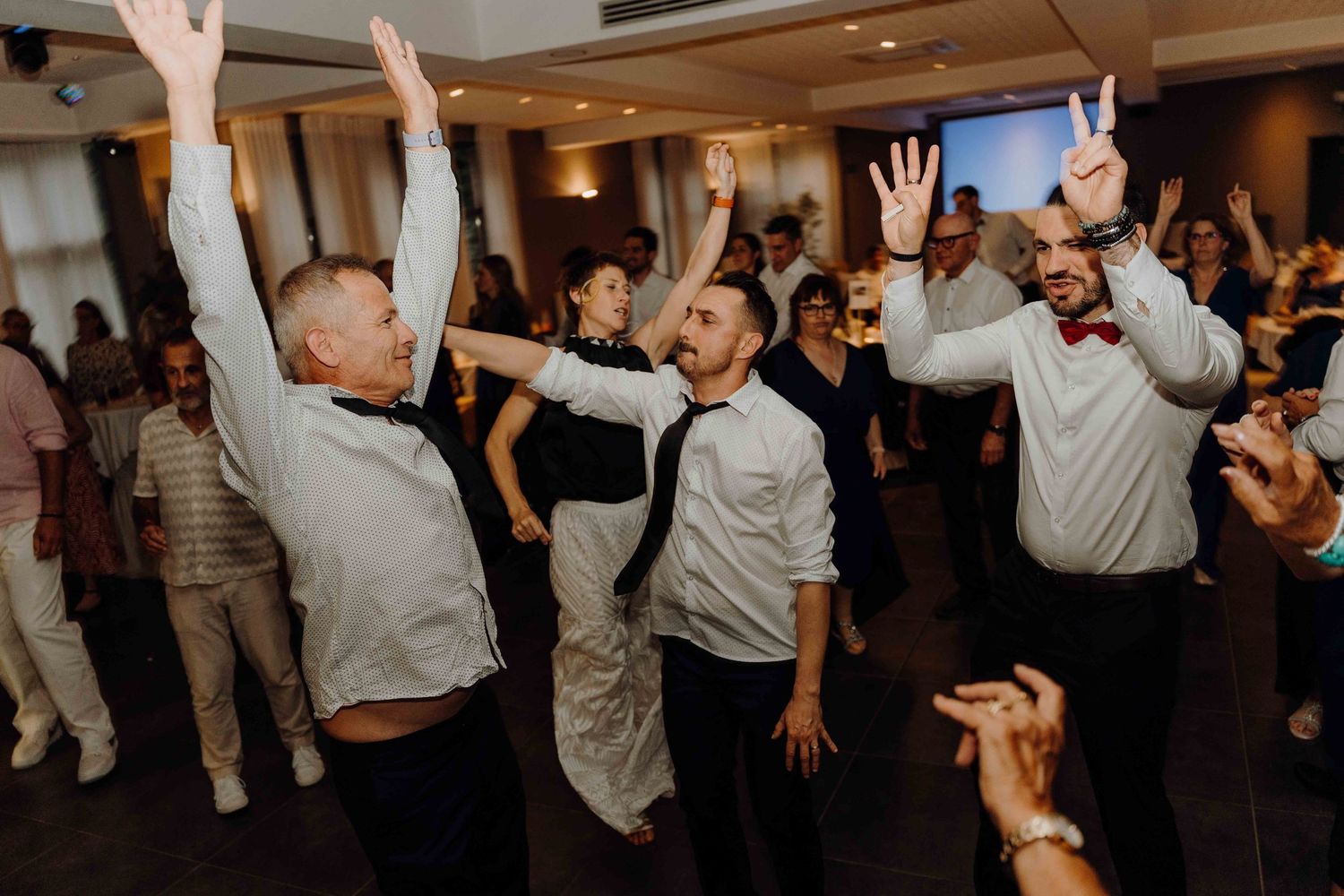 feestfoto van dansfeest in hof van beatrijs lier van huwelijksfotograaf en videograaf based in Antwerpen.