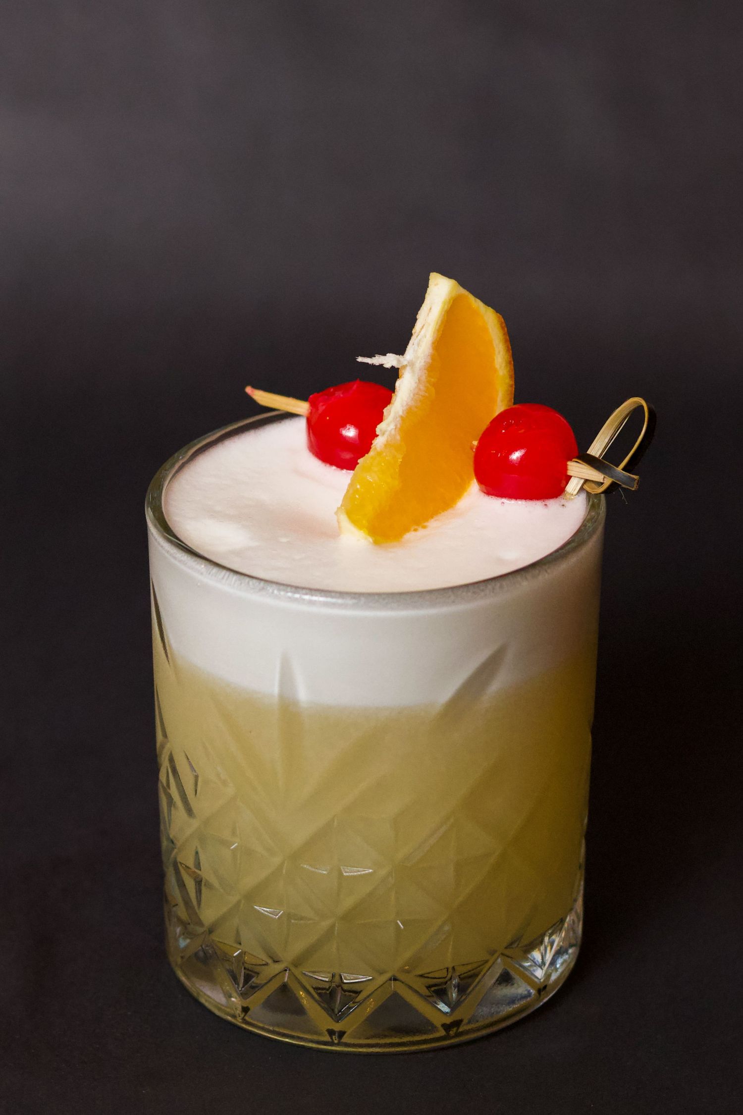 whiskey sour koktél habbal a tetején